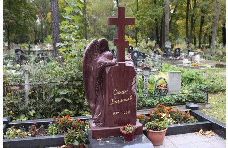 Комплекс с плачущим ангелом из малинового кварцита