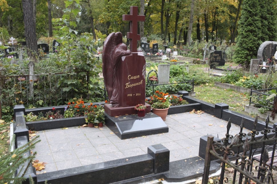 Комплекс с плачущим ангелом из малинового кварцита