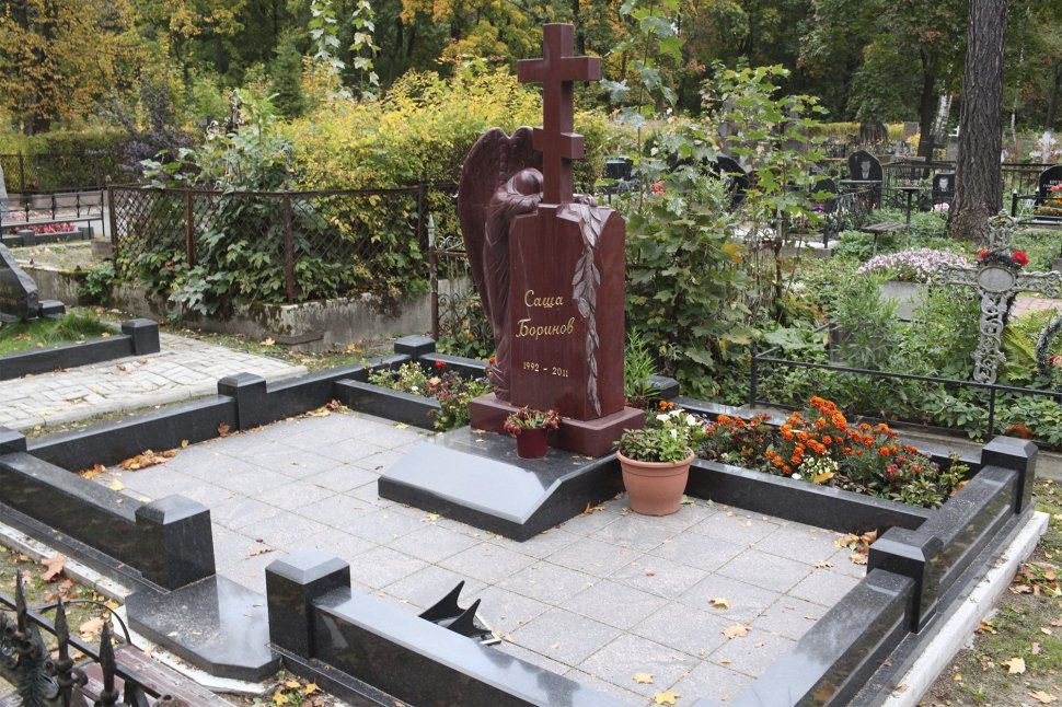 Комплекс с плачущим ангелом из малинового кварцита