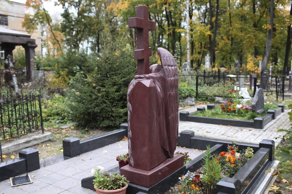 Комплекс с плачущим ангелом из малинового кварцита