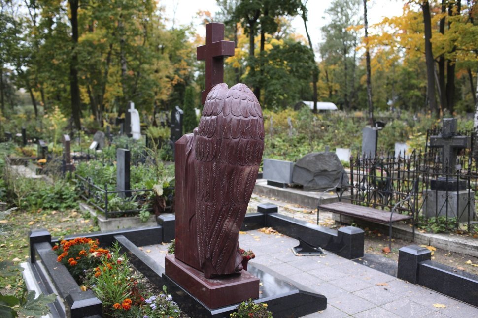 Комплекс с плачущим ангелом из малинового кварцита