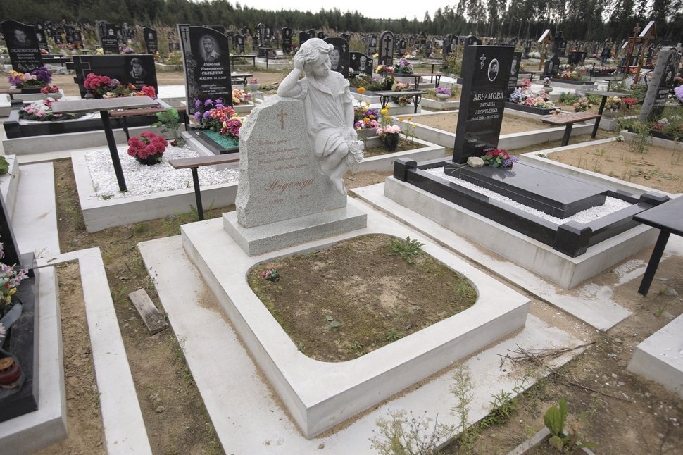 Скульптура мальчика из мансуровского гранита