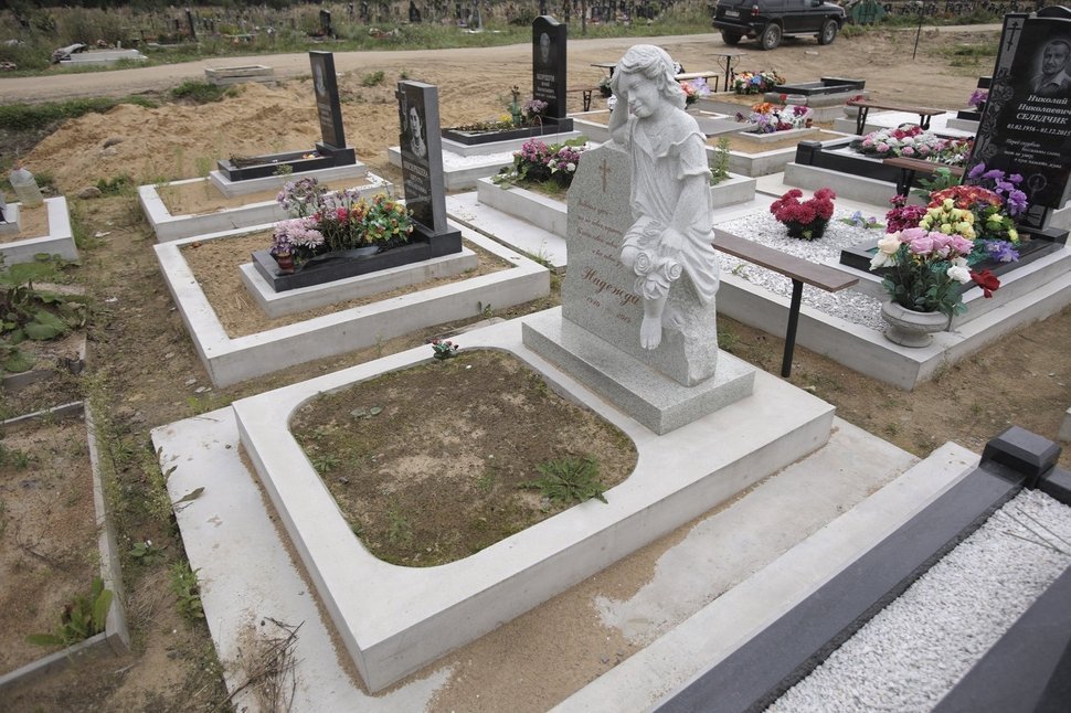 Скульптура мальчика из мансуровского гранита