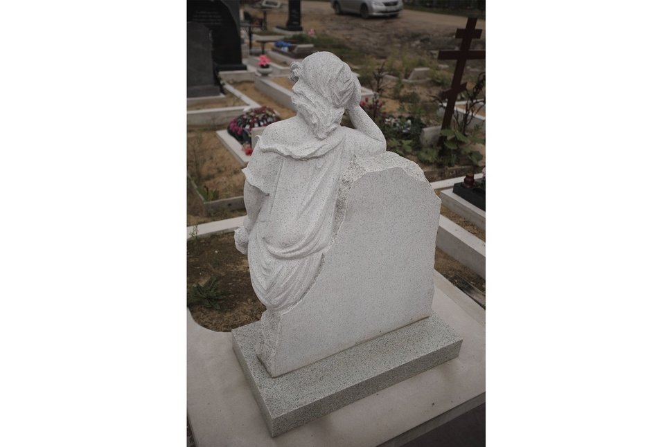 Скульптура мальчика из мансуровского гранита