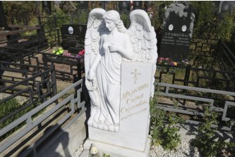 Стела с мраморным ангелом с венком в руках