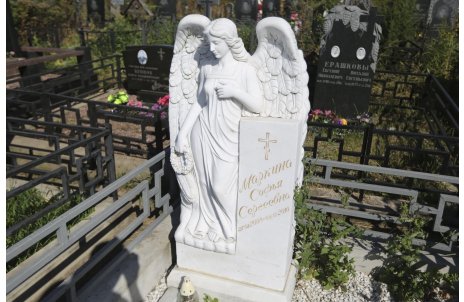 Стела с мраморным ангелом с венком в руках
