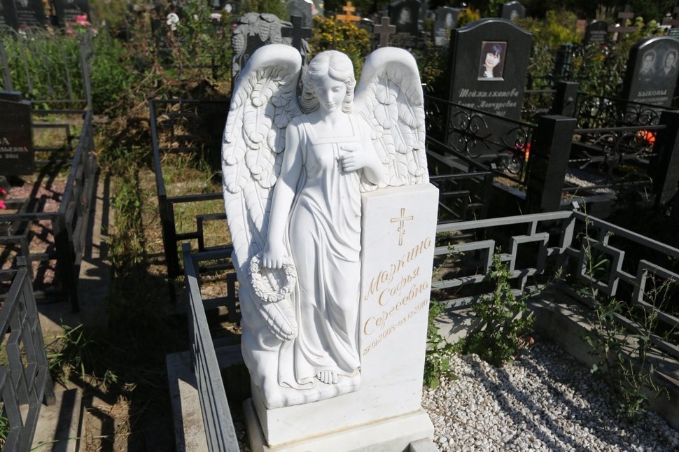 Стела с мраморным ангелом с венком в руках