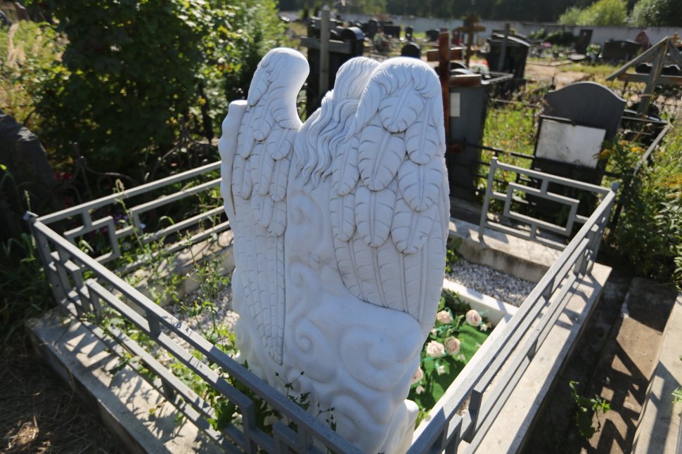 Стела с мраморным ангелом с венком в руках