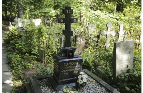 Голгофа с крестом из черного гранита