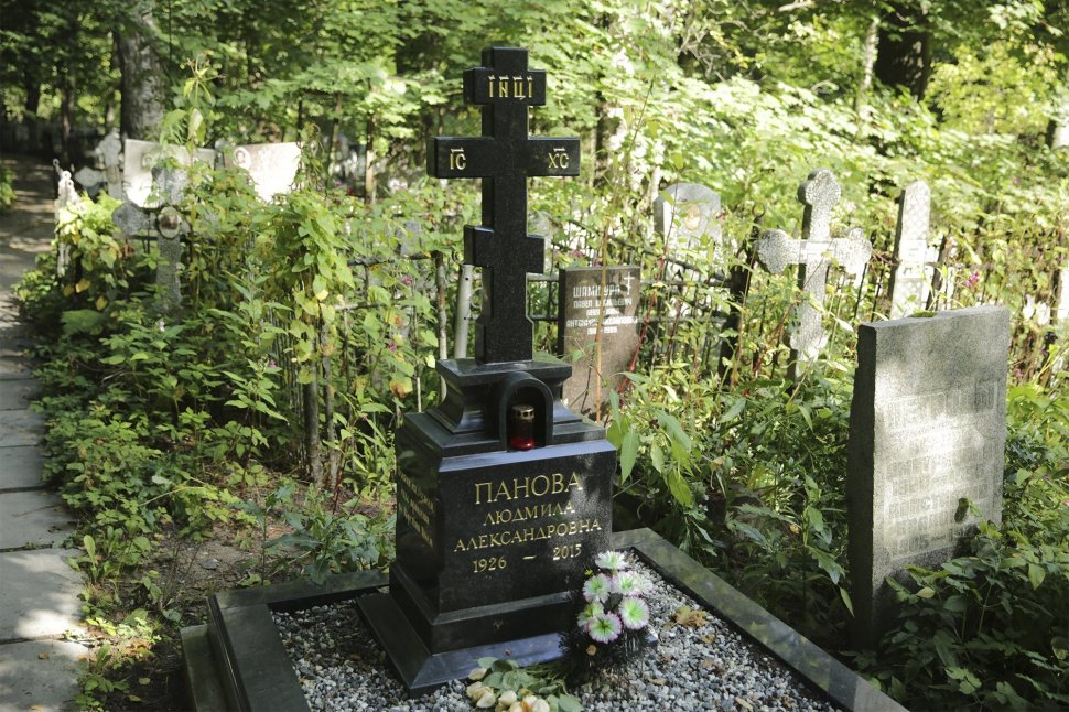 Голгофа с крестом из черного гранита