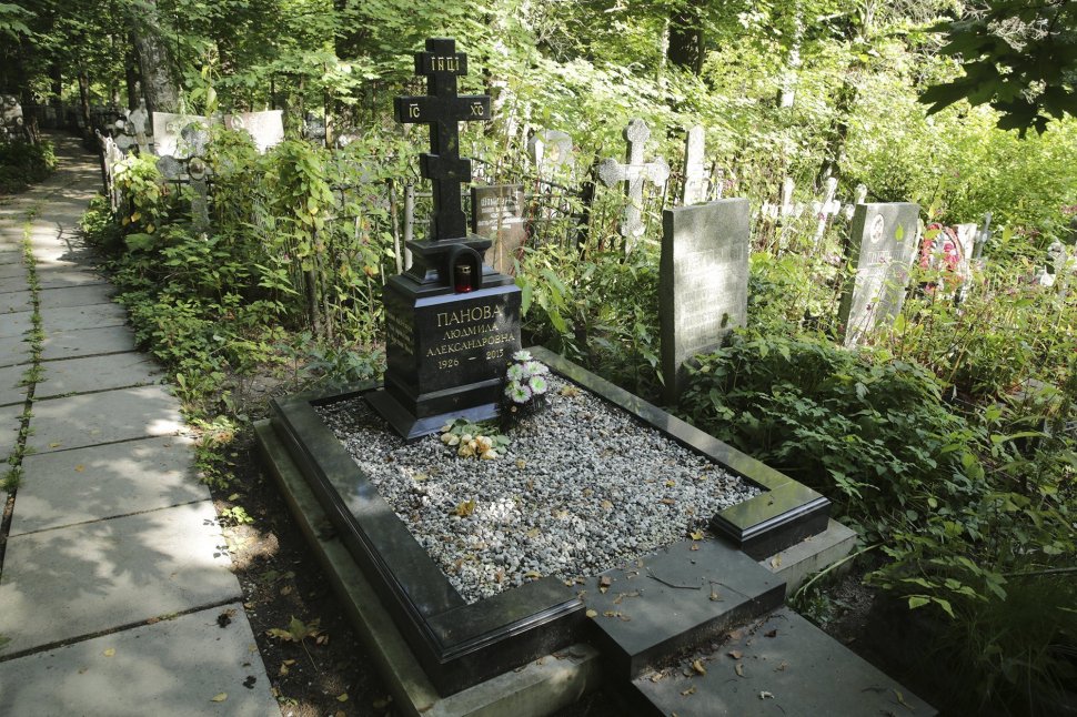 Голгофа с крестом из черного гранита