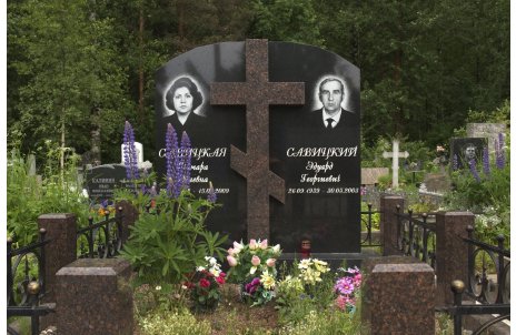 Две стелы с приставным крестом