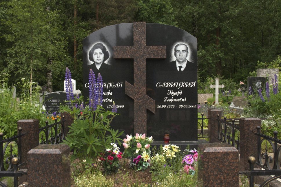 Две стелы с приставным крестом