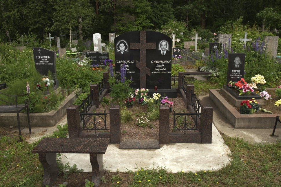 Две стелы с приставным крестом