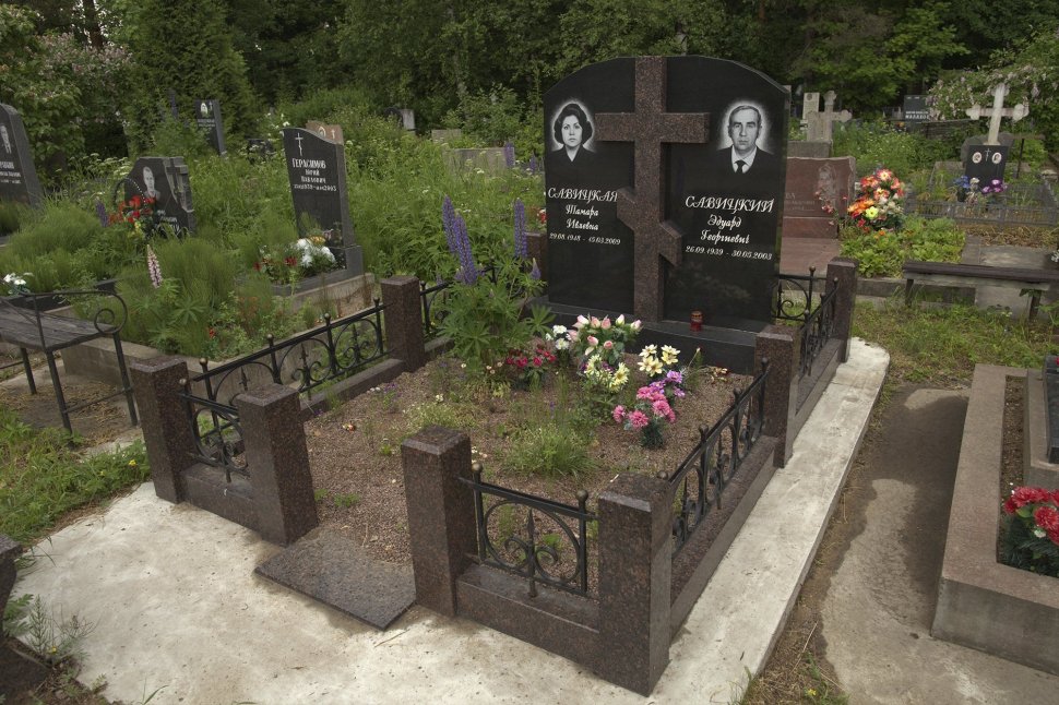 Две стелы с приставным крестом