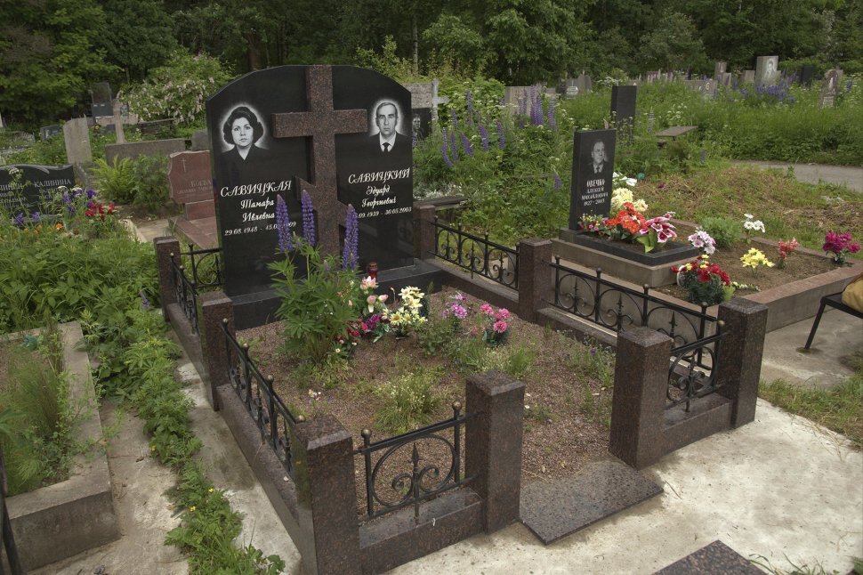 Две стелы с приставным крестом