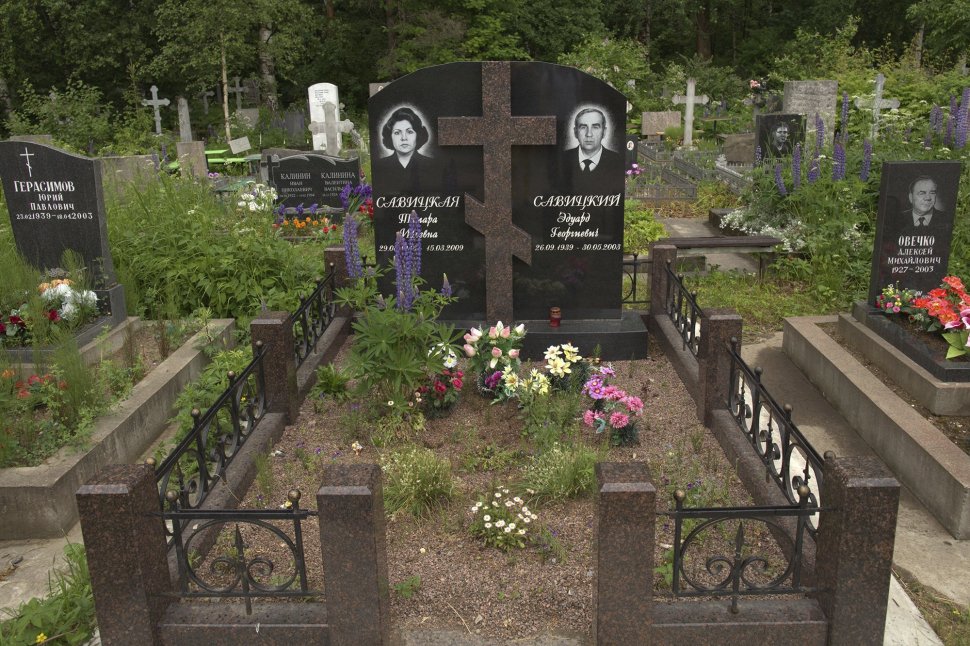 Две стелы с приставным крестом