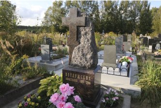 Дымовский крест в скале на постаменте