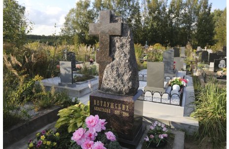 Дымовский крест в скале на постаменте