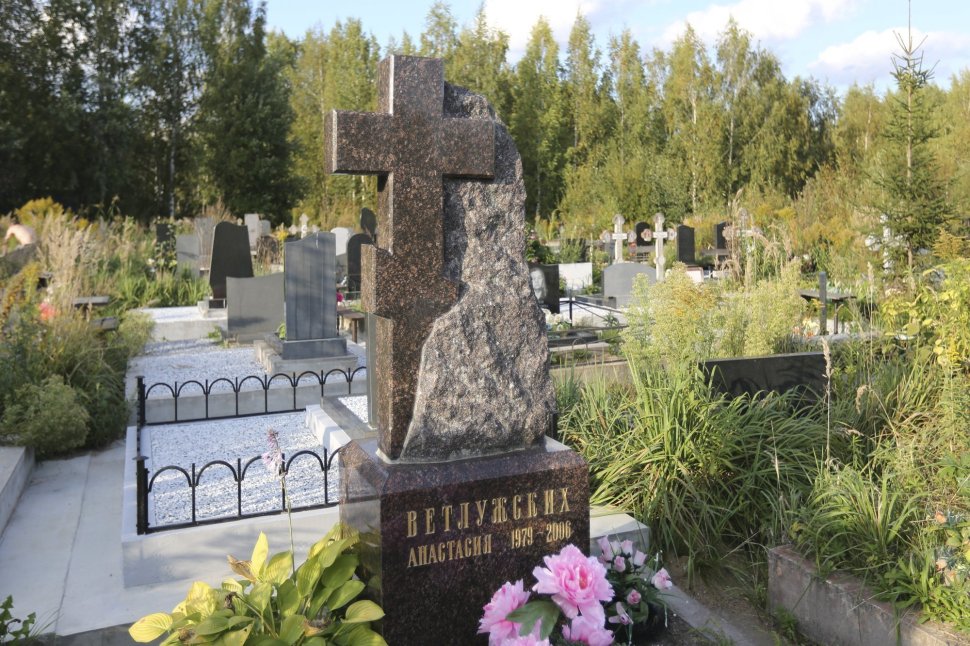 Дымовский крест в скале на постаменте