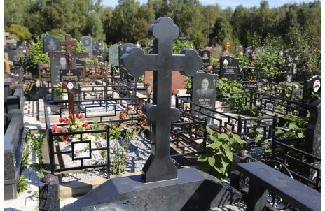 Классический крест-трилистник на постаменте