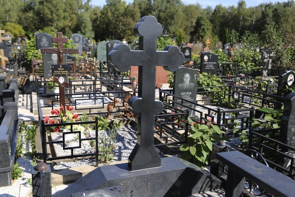 Классический крест-трилистник на постаменте