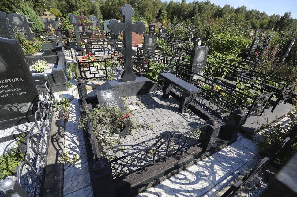 Классический крест-трилистник на постаменте