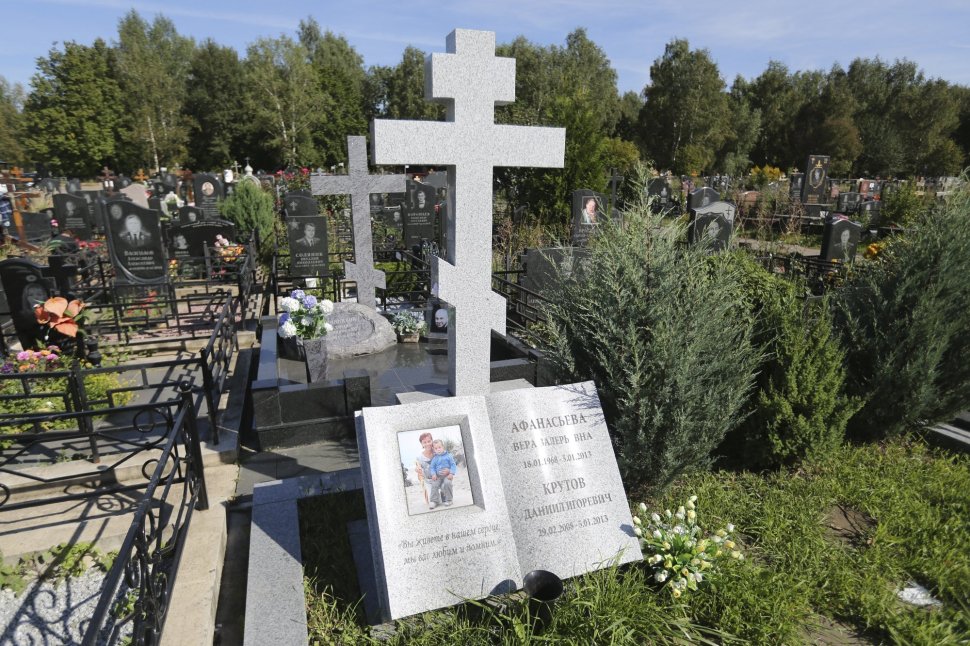 Книга с крестом и цветным портретом