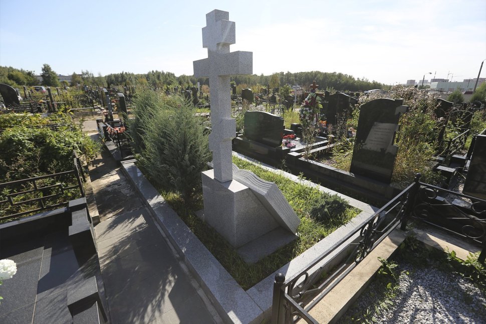 Книга с крестом и цветным портретом