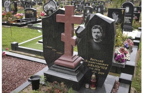 Комплекс из двух стел с красным крестом