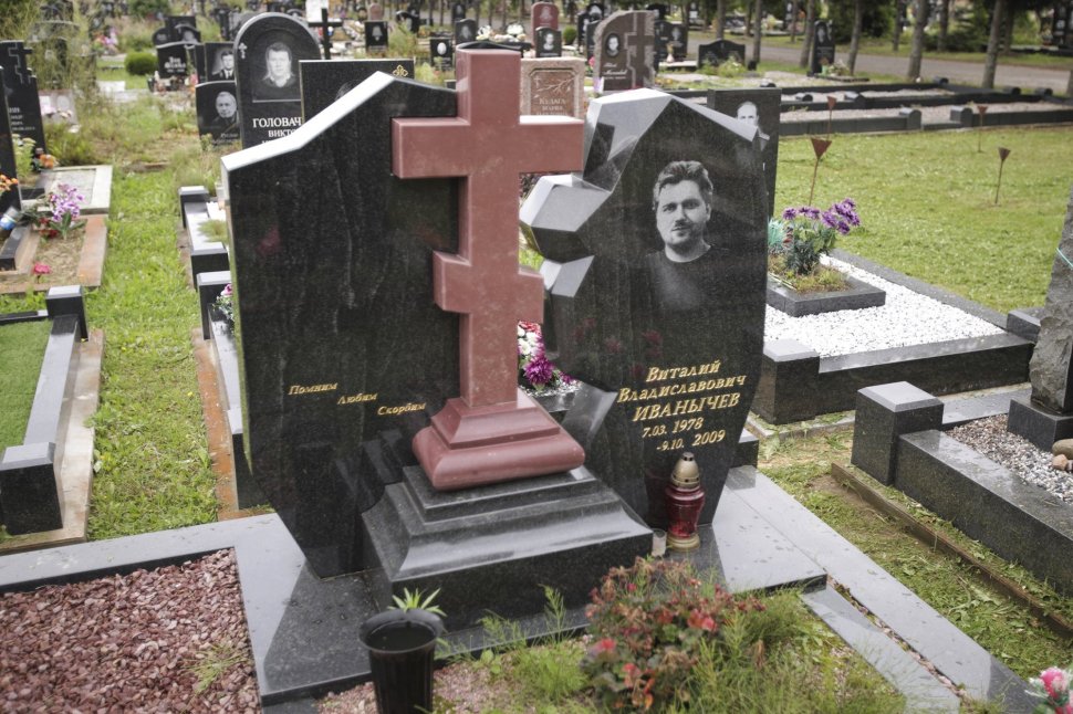 Комплекс из двух стел с красным крестом