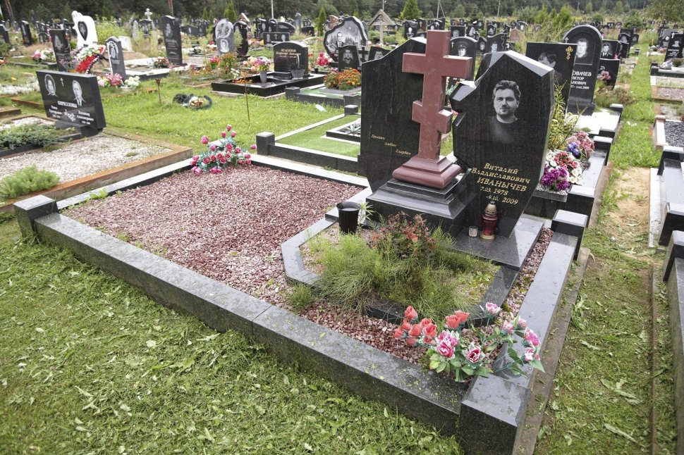 Комплекс из двух стел с красным крестом