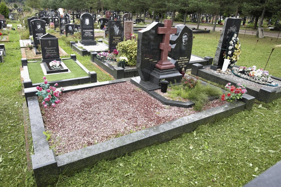 Комплекс из двух стел с красным крестом