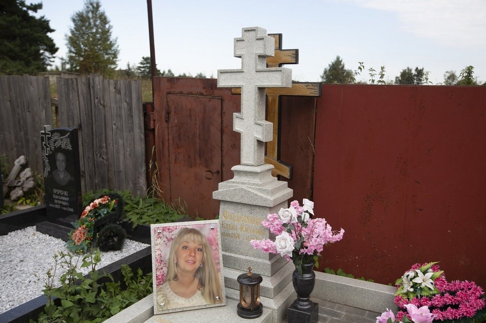 Комплекс из мансуровского гранита с крестом и голгофой