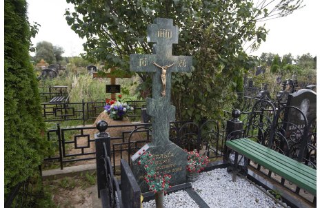 Крест из зеленого гранита