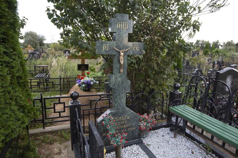 Крест из зеленого гранита