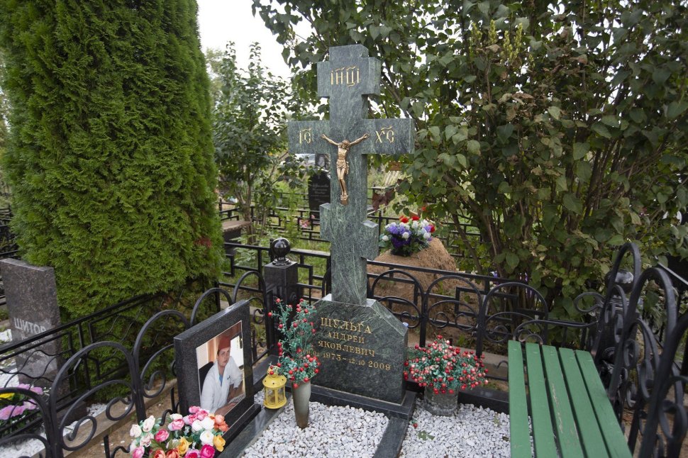 Крест из зеленого гранита