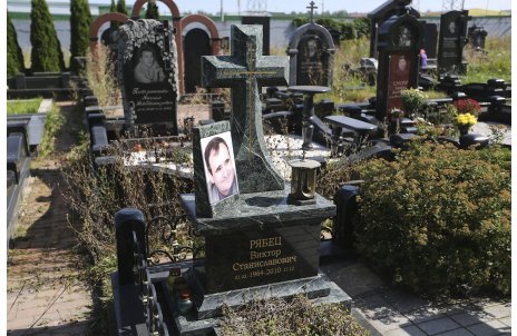 Крест из зелоного гранита на постаменте с лампадкой и портретом