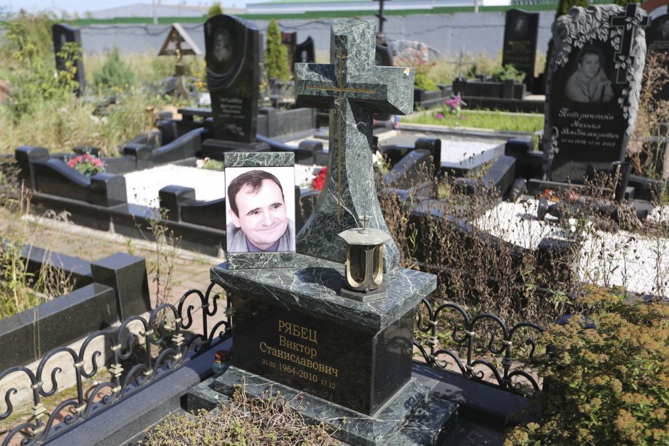 Крест из зелоного гранита на постаменте с лампадкой и портретом