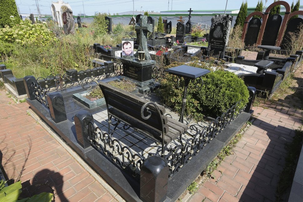 Крест из зелоного гранита на постаменте с лампадкой и портретом