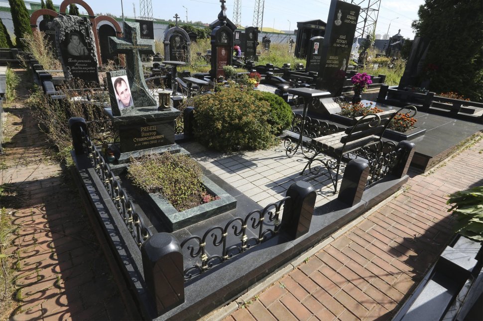 Крест из зелоного гранита на постаменте с лампадкой и портретом