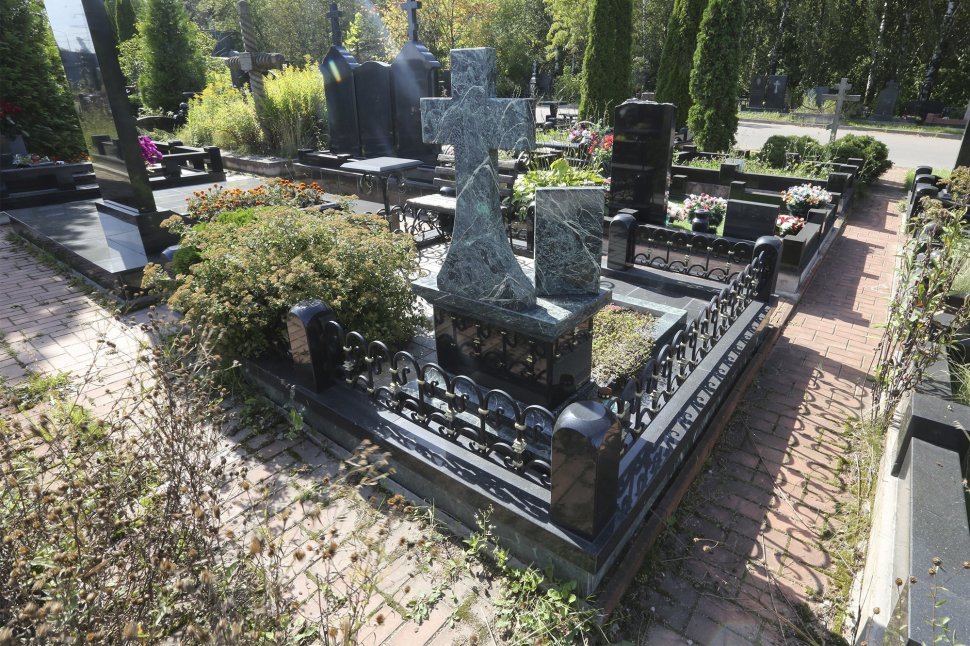 Крест из зелоного гранита на постаменте с лампадкой и портретом