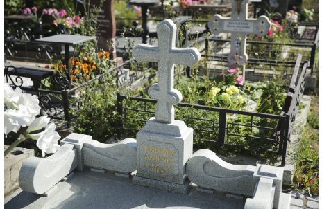 Крест с голгофой из белого гранита и резным поребриком