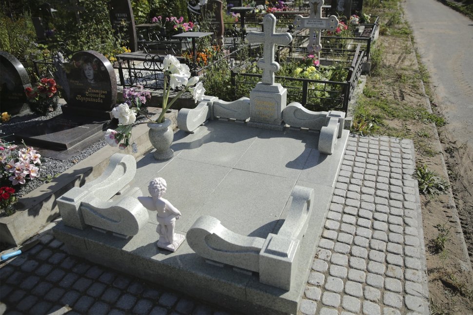 Крест с голгофой из белого гранита и резным поребриком