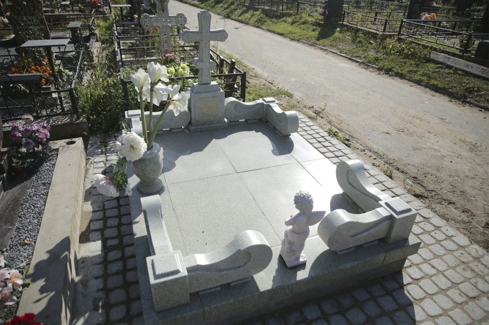 Крест с голгофой из белого гранита и резным поребриком