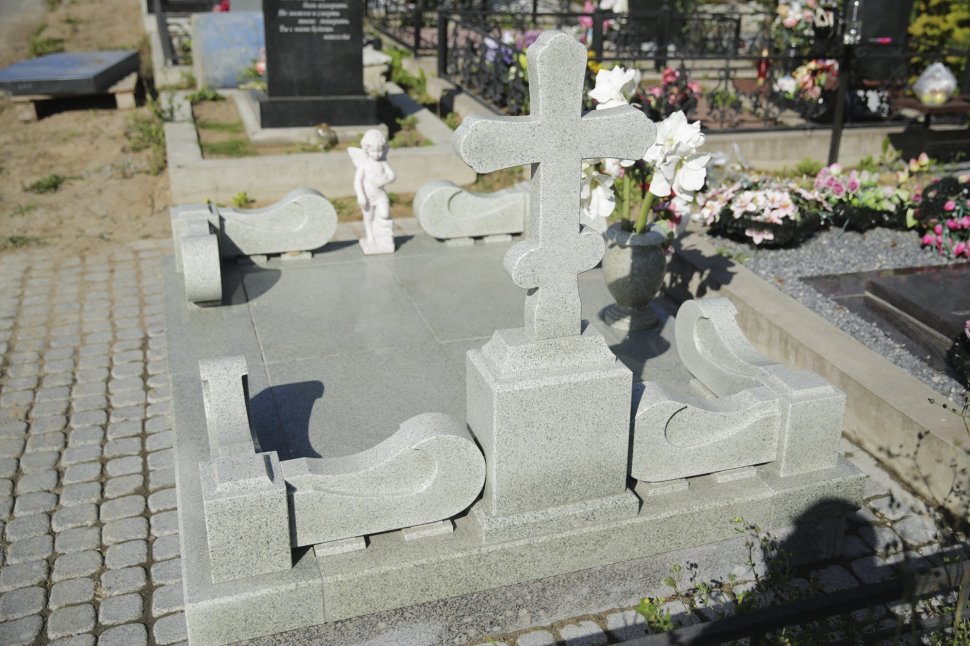 Крест с голгофой из белого гранита и резным поребриком