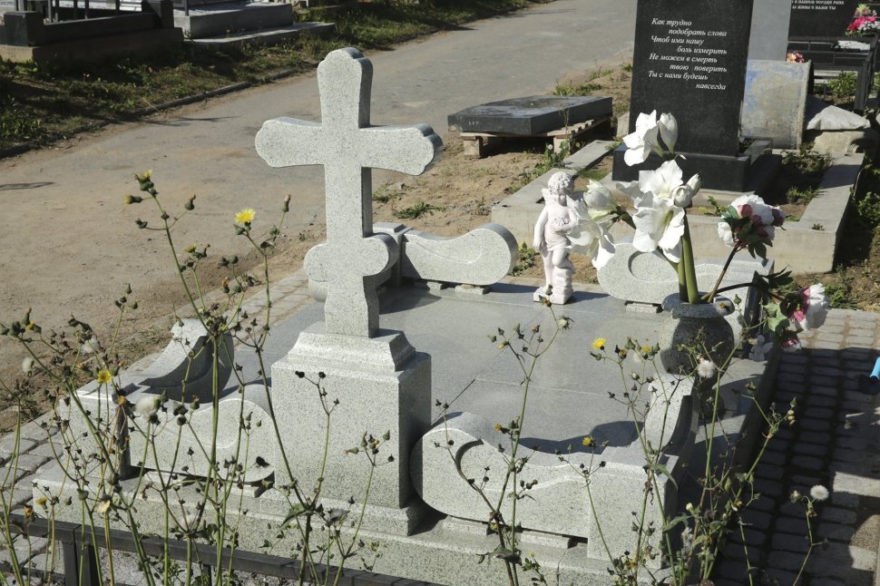 Крест с голгофой из белого гранита и резным поребриком