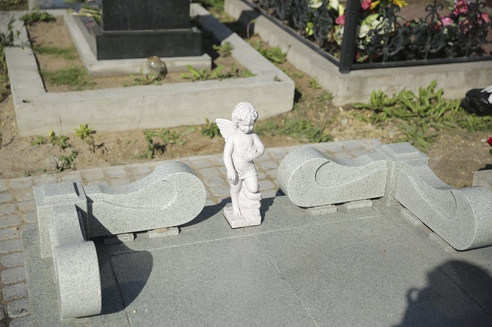 Крест с голгофой из белого гранита и резным поребриком