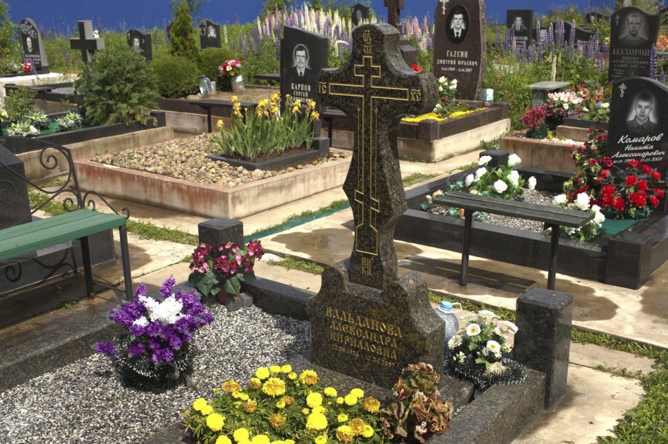 Крест с поребриком из зелёного гранита