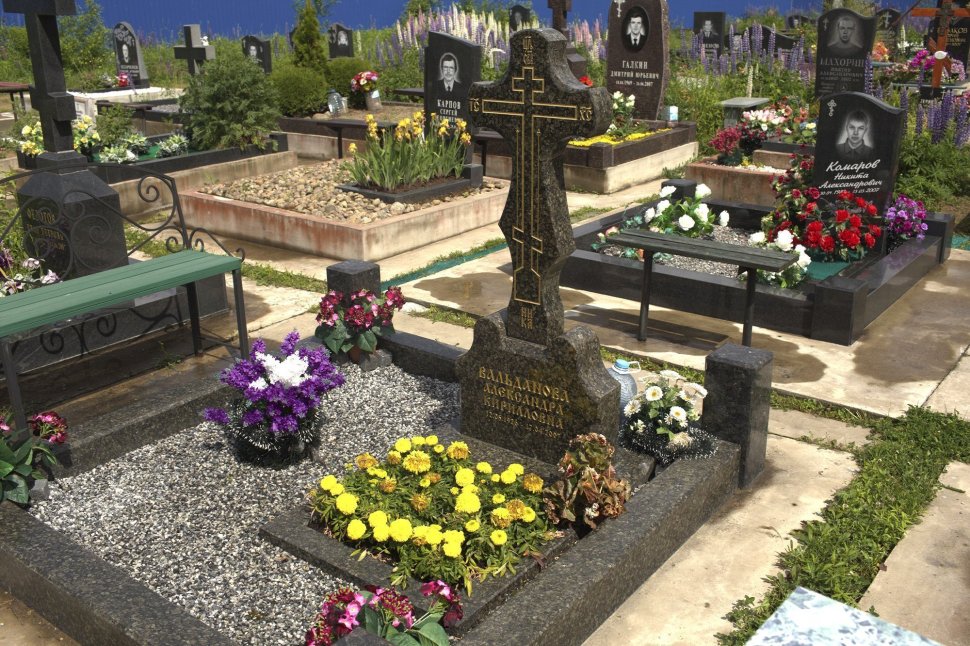 Крест с поребриком из зелёного гранита